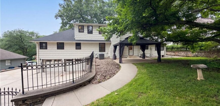 4321 NW Briarcliff Lane, Kansas City, MO 64116