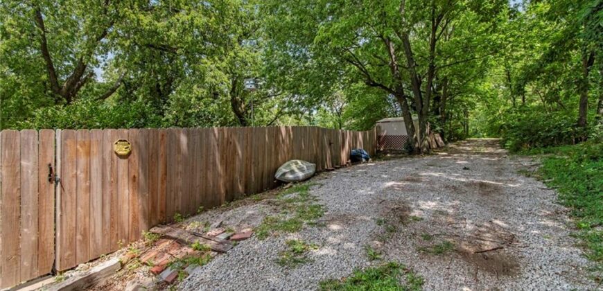 607 N Main Street, Excelsior Springs, MO 64024