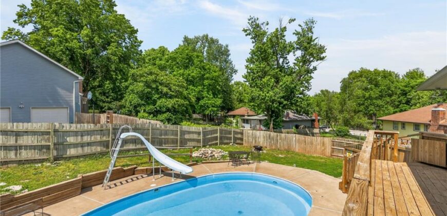 1524 Oxford Court, Liberty, MO 64068