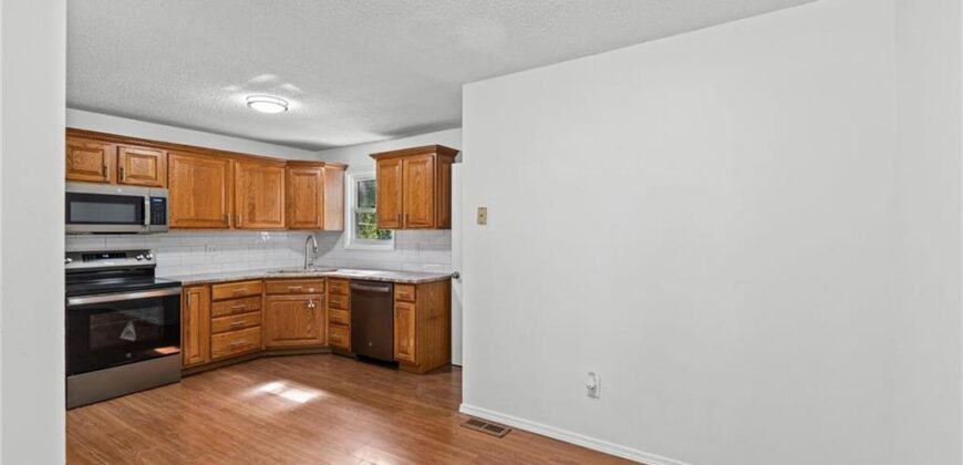 8033 NE San Rafael Drive, Kansas City, MO 64119