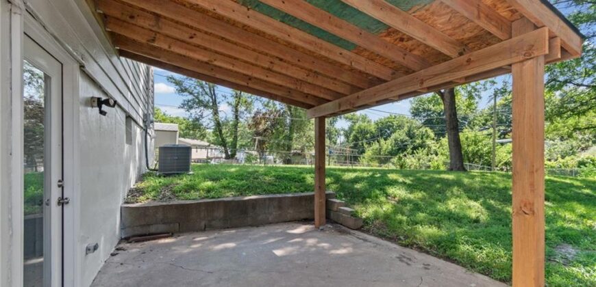 8033 NE San Rafael Drive, Kansas City, MO 64119