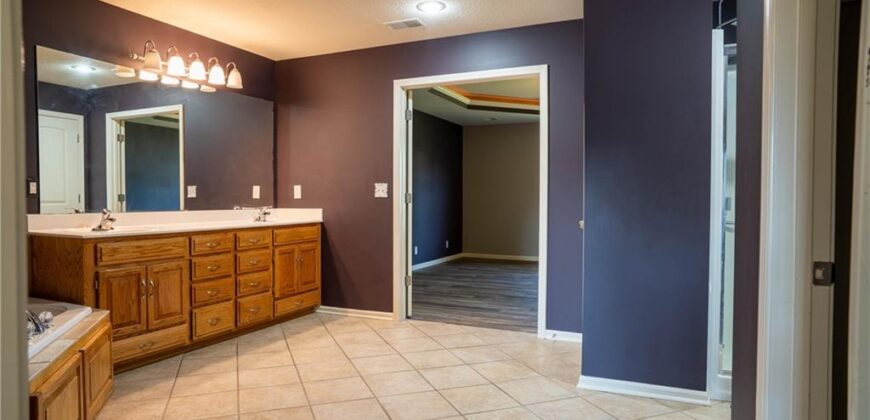 10760 N Laurel Avenue, Kansas City, MO 64157