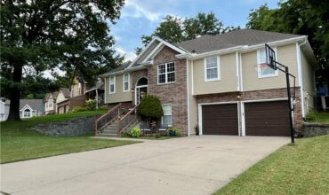 10916 N OXFORD Avenue, Kansas City, MO 64157