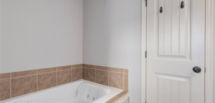 10904 N Manchester Avenue, Kansas City, MO 64157