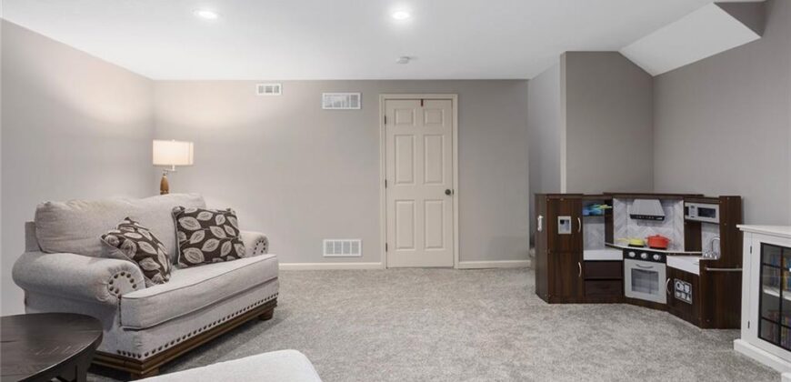 10904 N Manchester Avenue, Kansas City, MO 64157