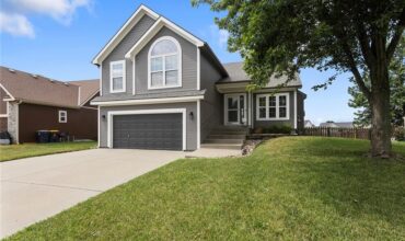 10904 N Manchester Avenue, Kansas City, MO 64157