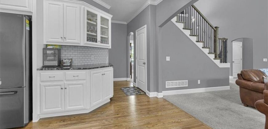 1208 N Silverleaf Court, Liberty, MO 64068