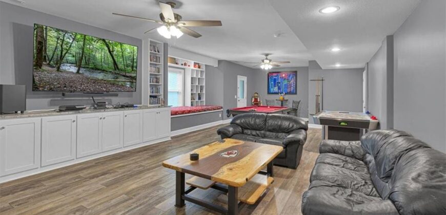 1208 N Silverleaf Court, Liberty, MO 64068