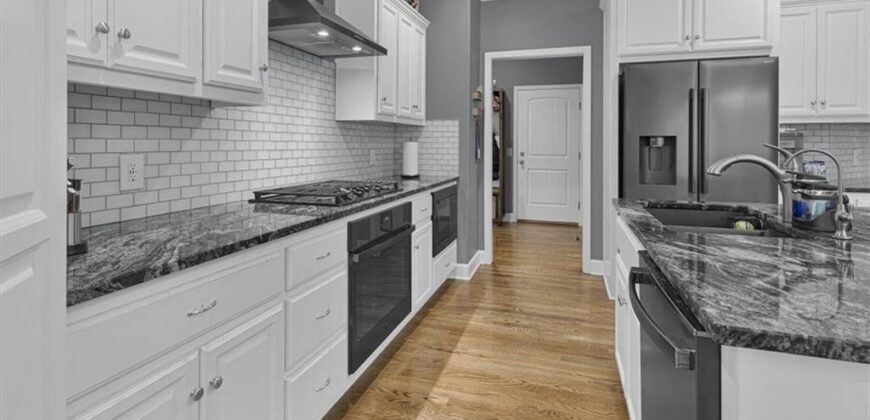 1208 N Silverleaf Court, Liberty, MO 64068