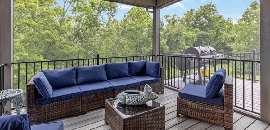 1208 N Silverleaf Court, Liberty, MO 64068