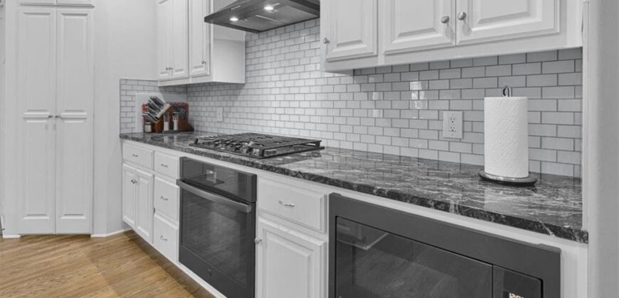 1208 N Silverleaf Court, Liberty, MO 64068