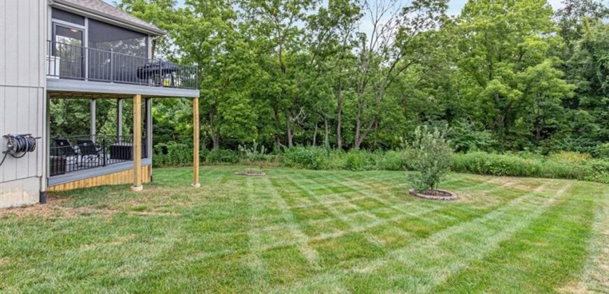 1208 N Silverleaf Court, Liberty, MO 64068