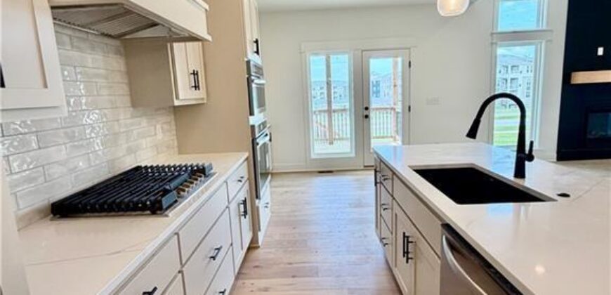 528 Skyview Lane, Liberty, MO 64068