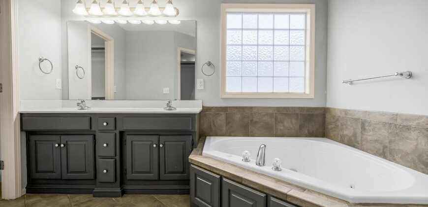 9105 N Kansas Court, Kansas City, MO 64156