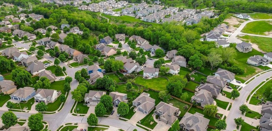 9105 N Kansas Court, Kansas City, MO 64156