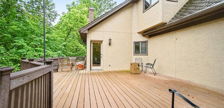 5525 N Oakdale Place, Parkville, MO 64152