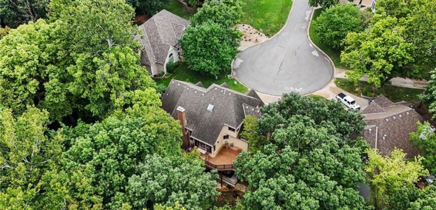 5525 N Oakdale Place, Parkville, MO 64152