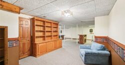 5525 N Oakdale Place, Parkville, MO 64152