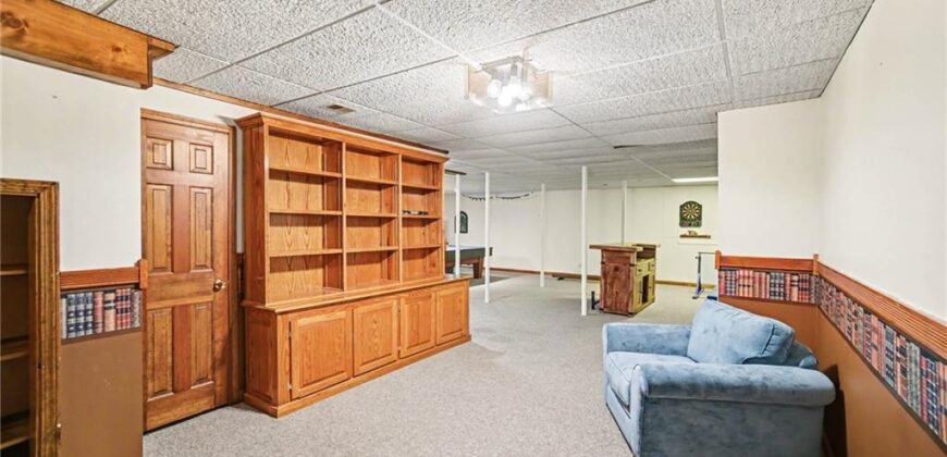 5525 N Oakdale Place, Parkville, MO 64152