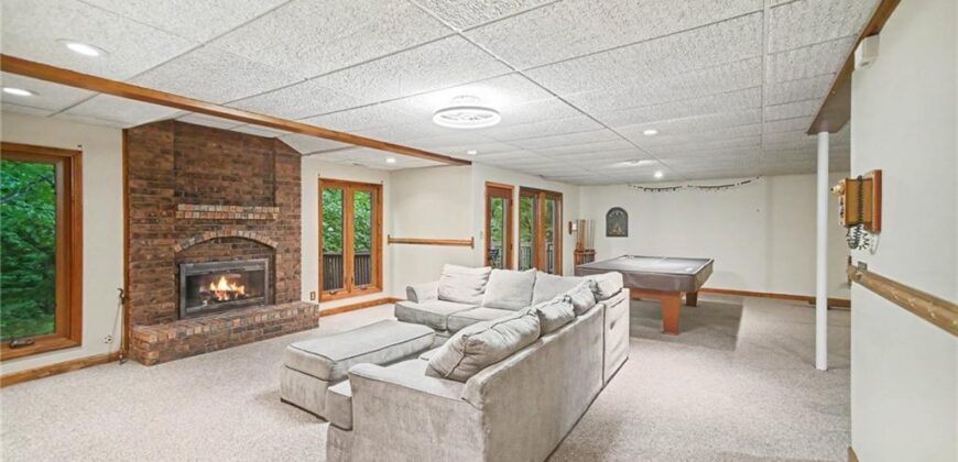 5525 N Oakdale Place, Parkville, MO 64152