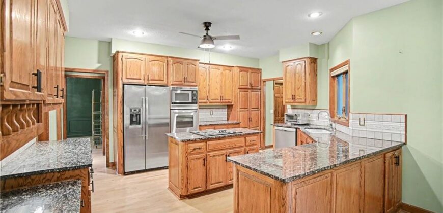 5525 N Oakdale Place, Parkville, MO 64152