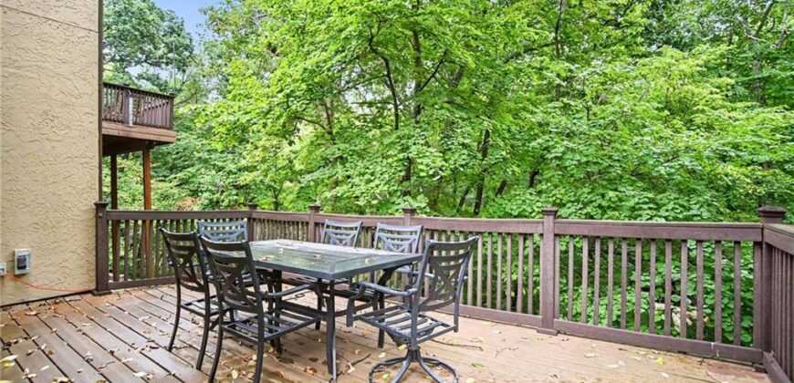 5525 N Oakdale Place, Parkville, MO 64152