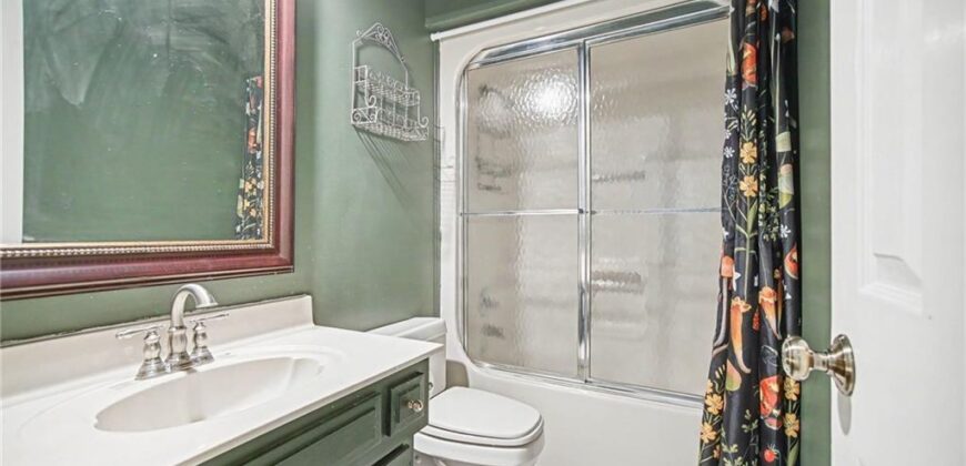 5525 N Oakdale Place, Parkville, MO 64152