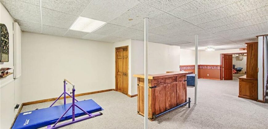 5525 N Oakdale Place, Parkville, MO 64152