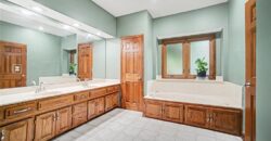 5525 N Oakdale Place, Parkville, MO 64152