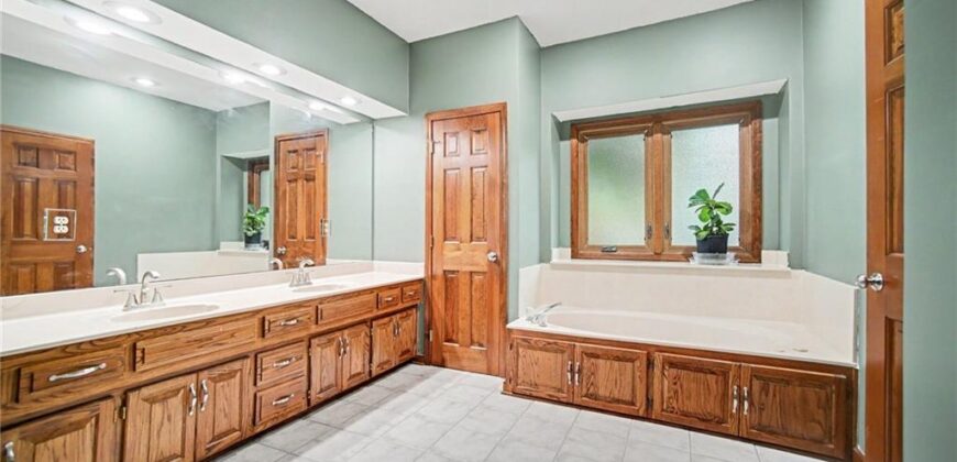 5525 N Oakdale Place, Parkville, MO 64152