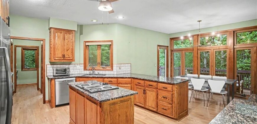 5525 N Oakdale Place, Parkville, MO 64152