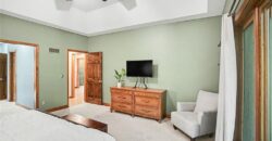 5525 N Oakdale Place, Parkville, MO 64152