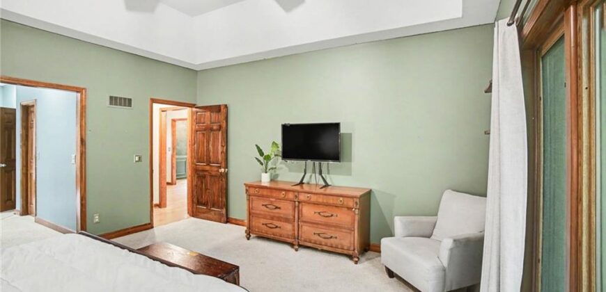 5525 N Oakdale Place, Parkville, MO 64152