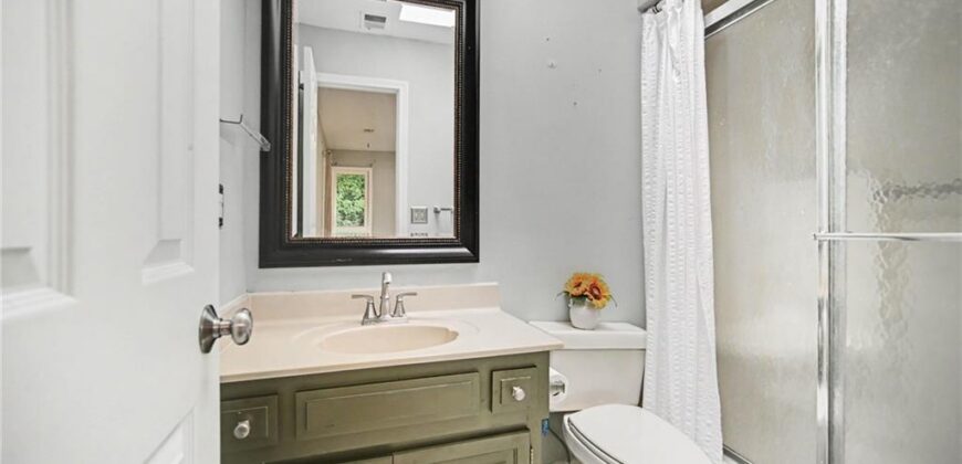 5525 N Oakdale Place, Parkville, MO 64152