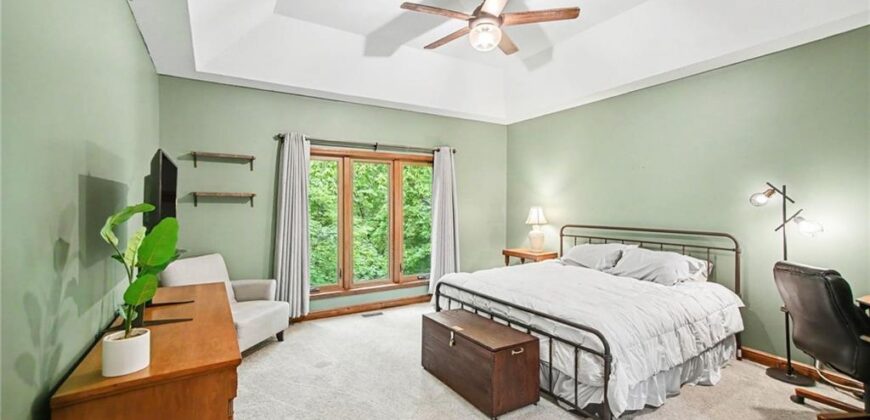 5525 N Oakdale Place, Parkville, MO 64152