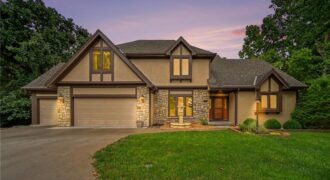 5525 N Oakdale Place, Parkville, MO 64152