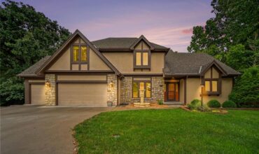 5525 N Oakdale Place, Parkville, MO 64152