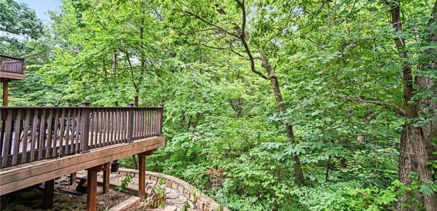 5525 N Oakdale Place, Parkville, MO 64152