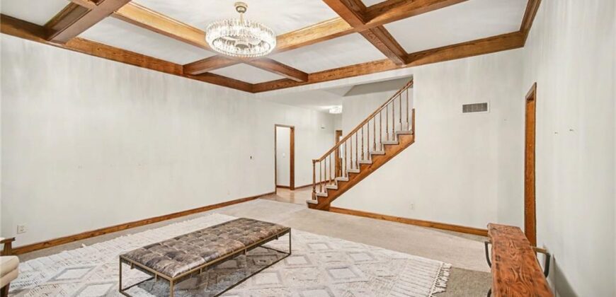 5525 N Oakdale Place, Parkville, MO 64152