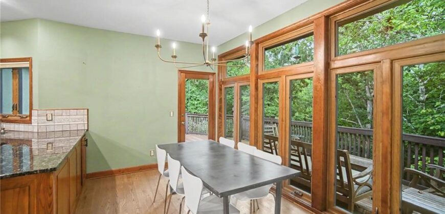 5525 N Oakdale Place, Parkville, MO 64152