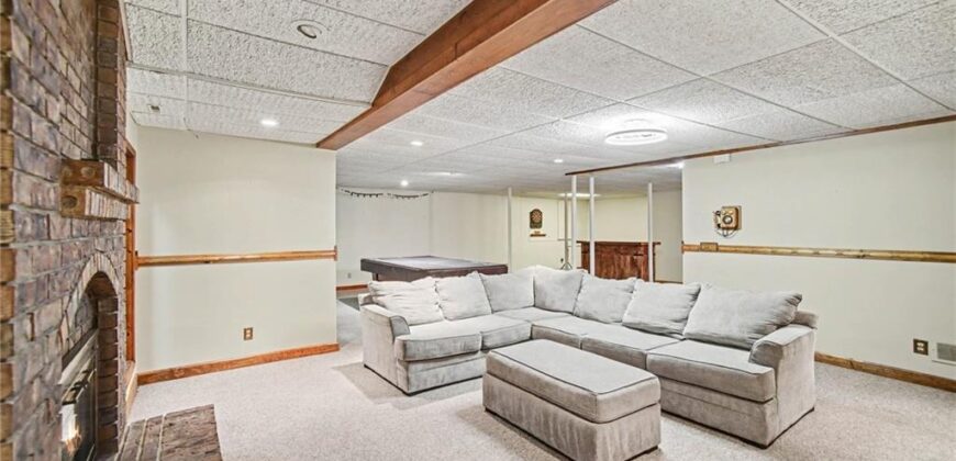 5525 N Oakdale Place, Parkville, MO 64152