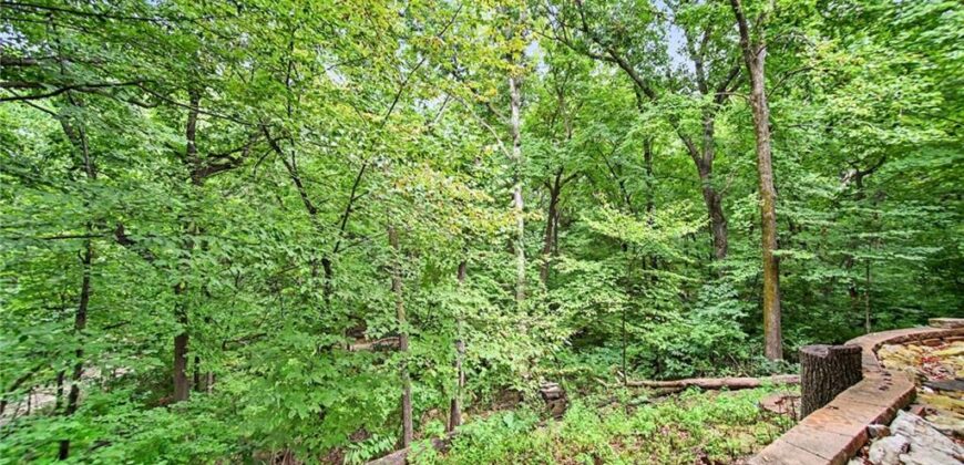 5525 N Oakdale Place, Parkville, MO 64152