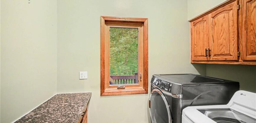 5525 N Oakdale Place, Parkville, MO 64152