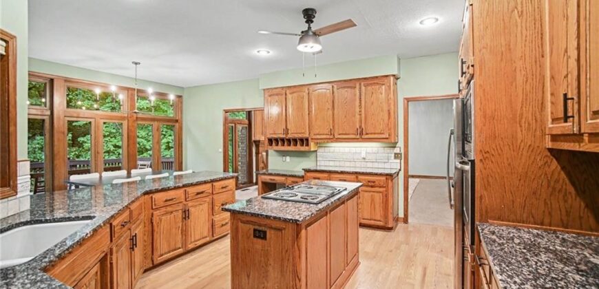 5525 N Oakdale Place, Parkville, MO 64152