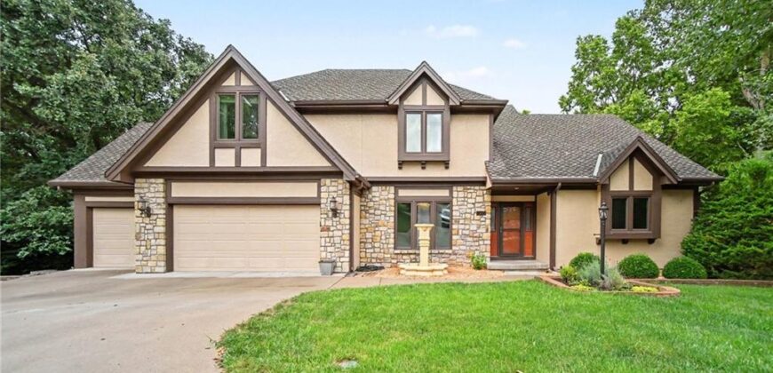 5525 N Oakdale Place, Parkville, MO 64152
