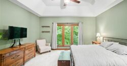 5525 N Oakdale Place, Parkville, MO 64152