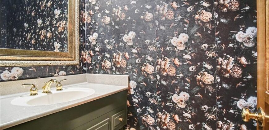 5525 N Oakdale Place, Parkville, MO 64152