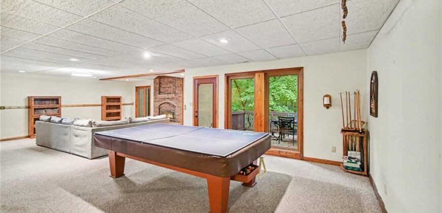 5525 N Oakdale Place, Parkville, MO 64152