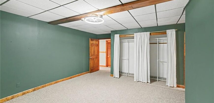 5525 N Oakdale Place, Parkville, MO 64152