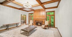 5525 N Oakdale Place, Parkville, MO 64152